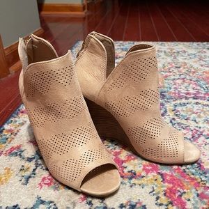 YoKI Beige suede wedge booties